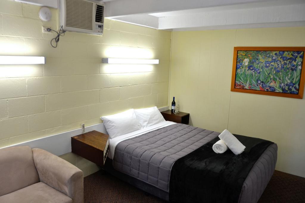 Charles Sturt Motor Inn West Wyalong Exterior foto
